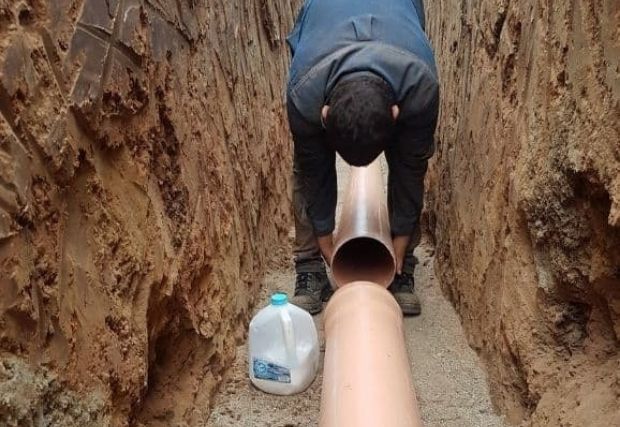 Instalacion de tubo de alcantarillado